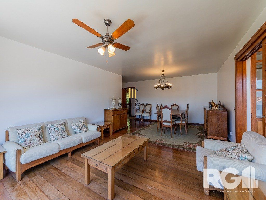 Apartamento clássico no bairro Rio Branco, 3 dormitórios, 1 suíte com closet e 2 vagas.