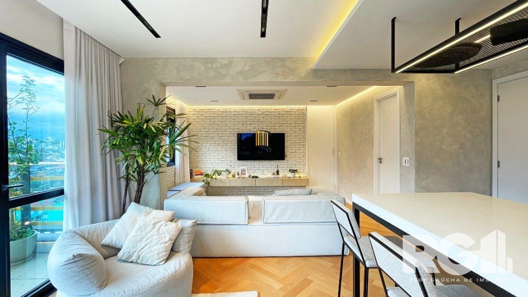 Apartamento de 72 m2 para alugar com 1 suíte, banheiro social com depósito e 2 vagas, finamente mobiliado e decorado.