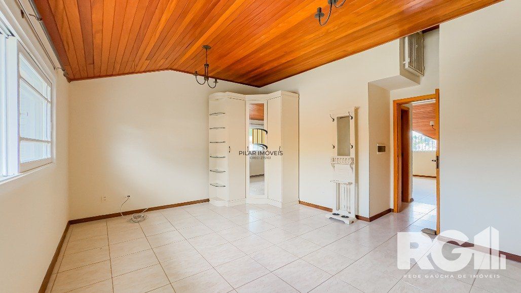 Linda casa de 282 m2 com 4 dormitórios, sendo 3 suítes e a suíte master no Chácara das Pedras.