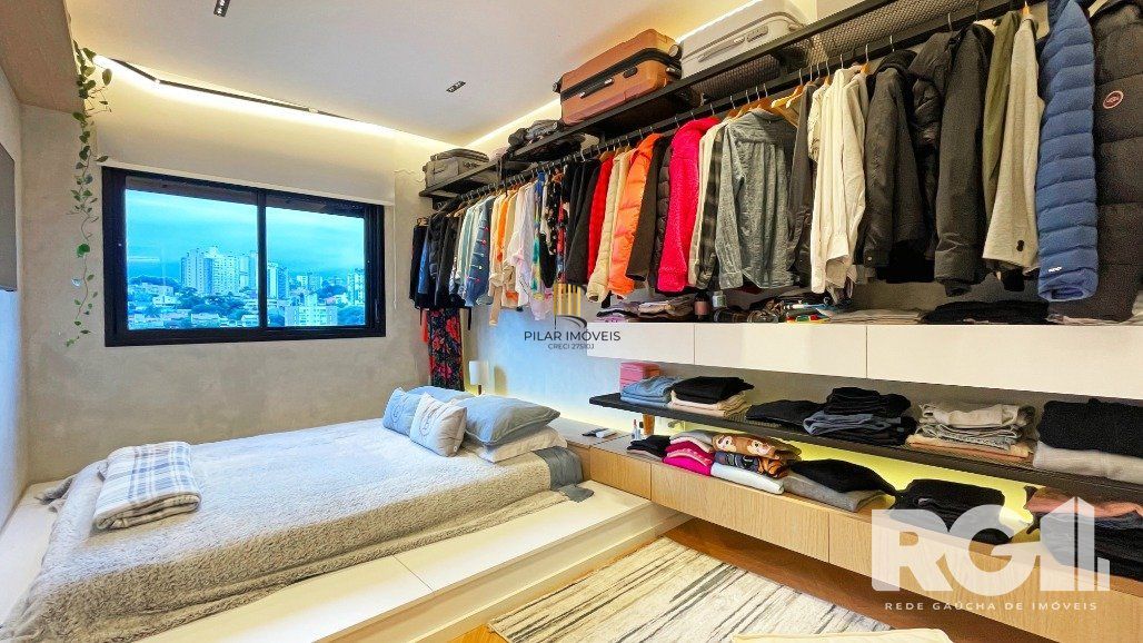 Apartamento de 72 m2 para alugar com 1 suíte, banheiro social com depósito e 2 vagas, finamente mobiliado e decorado.