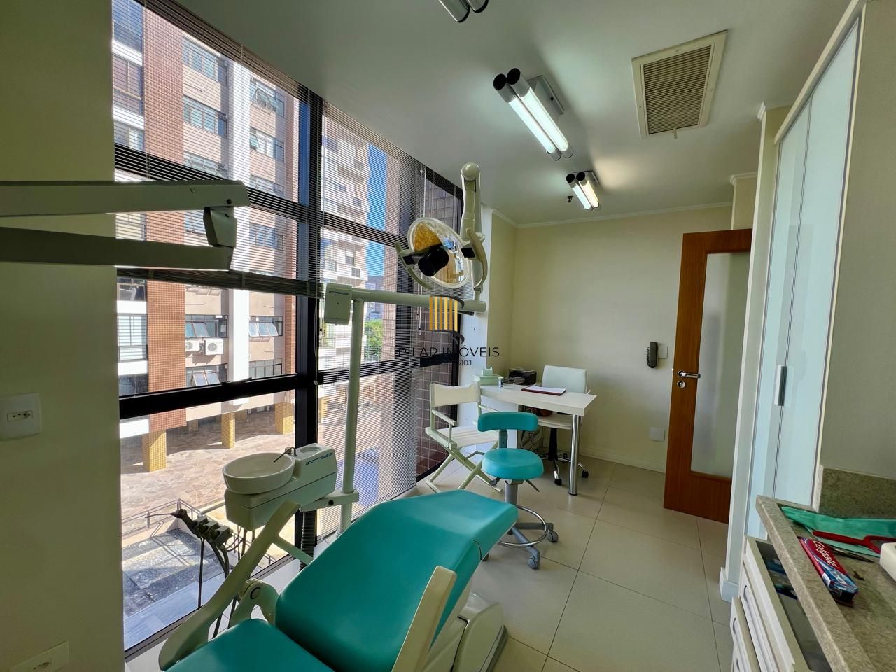 Clínica Odontológica mobiliada e equipada, 38 m2 com 2 vagas individuais na Av. Vinte e Quatro de Outubro