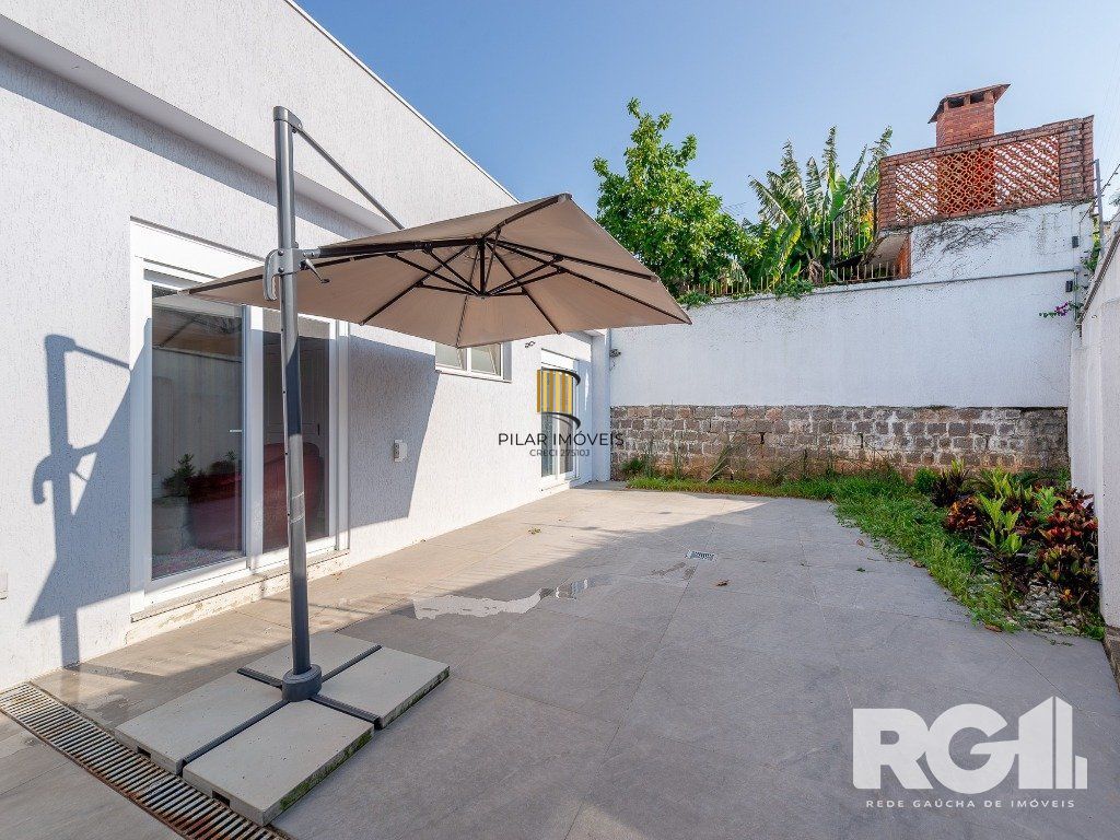Espetacular casa nova à venda no bairro Três Figueiras!  3 suítes, 3 vagas, Generoso espaço gourmet com vista para a varanda, bem ensolarado.
