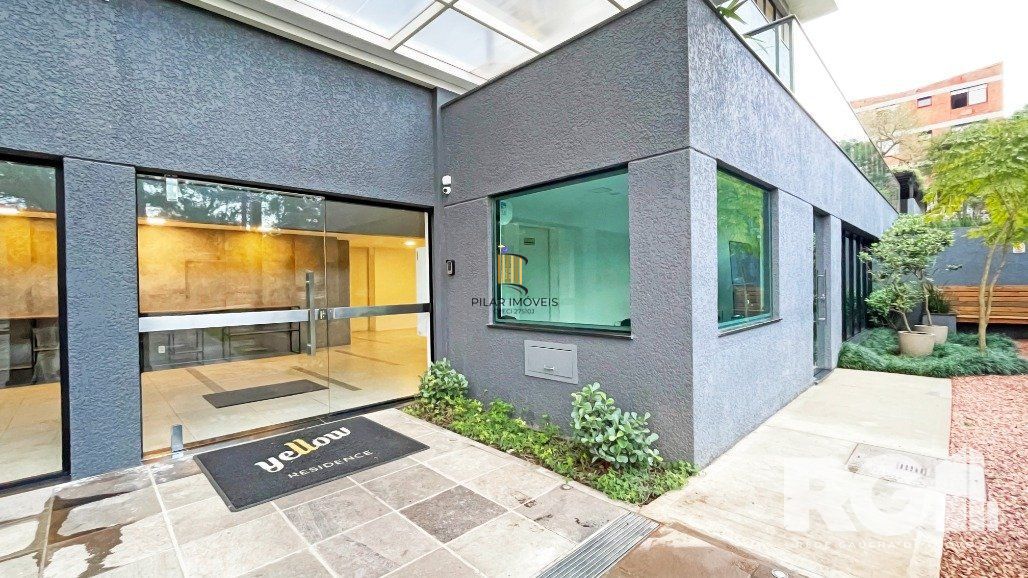 Apartamento de 72 m2 para alugar com 1 suíte, banheiro social com depósito e 2 vagas, finamente mobiliado e decorado.