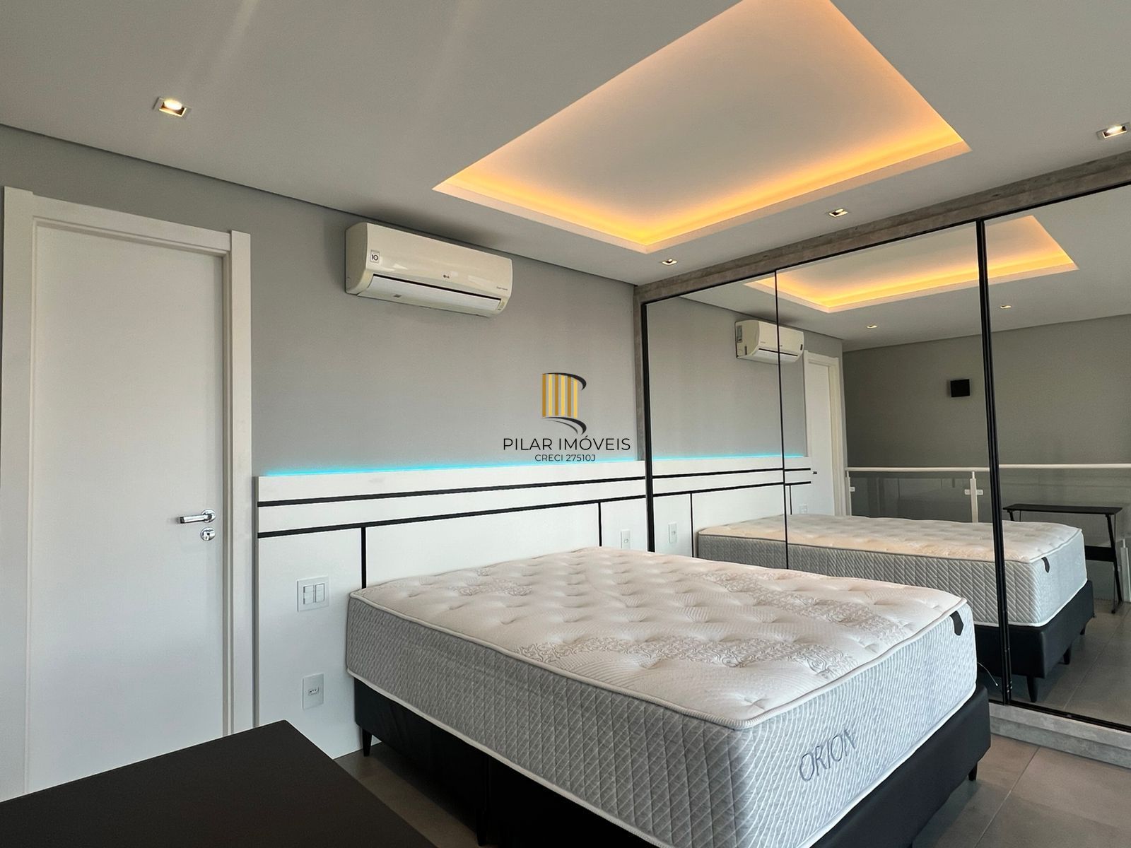 Apartamento duplex a venda, mobiliado e decorado, planta de 57 m2 com 1 dormitório, 2 vagas e 1 depósito.