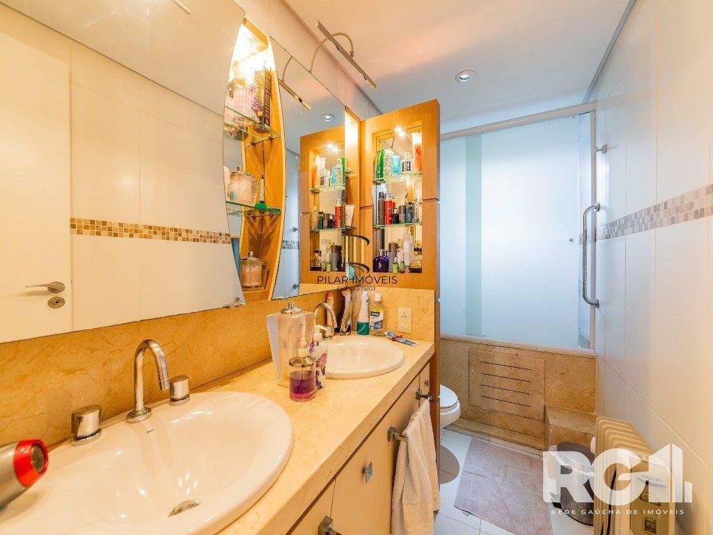 EXCLUSIVIDADE  Belíssima casa de 4 suítes + gabinete no condomínio fechado Terra Mater com vista exuberante para o bosque, próximo da portaria e infraestrutura.