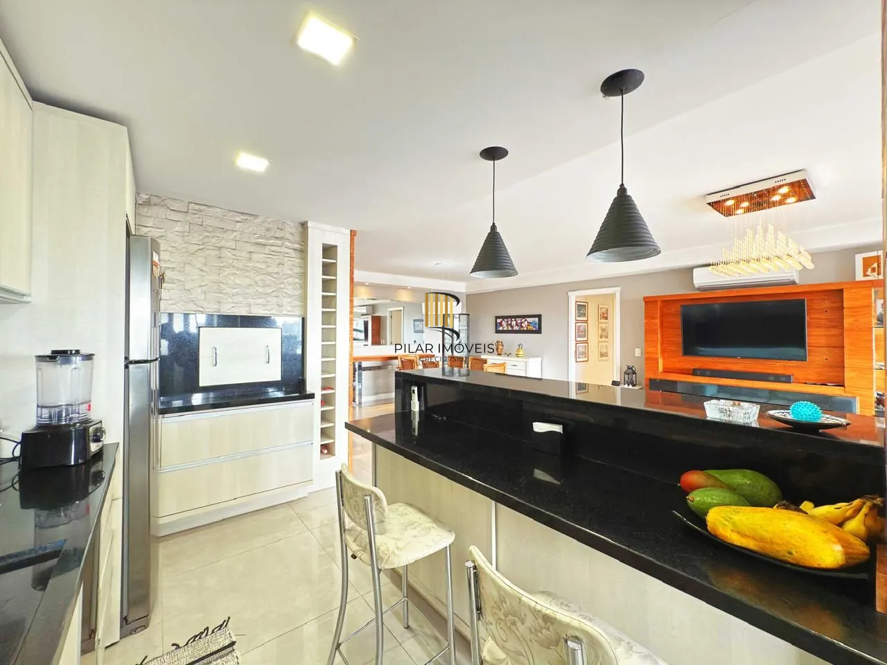 Apartamento de 3 suítes com 3 vagas, 136 m2 próximo ao Shopping Iguatemi.