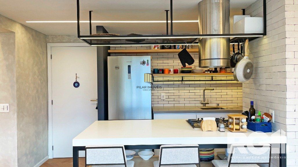 Apartamento de 72 m2 para alugar com 1 suíte, banheiro social com depósito e 2 vagas, finamente mobiliado e decorado.