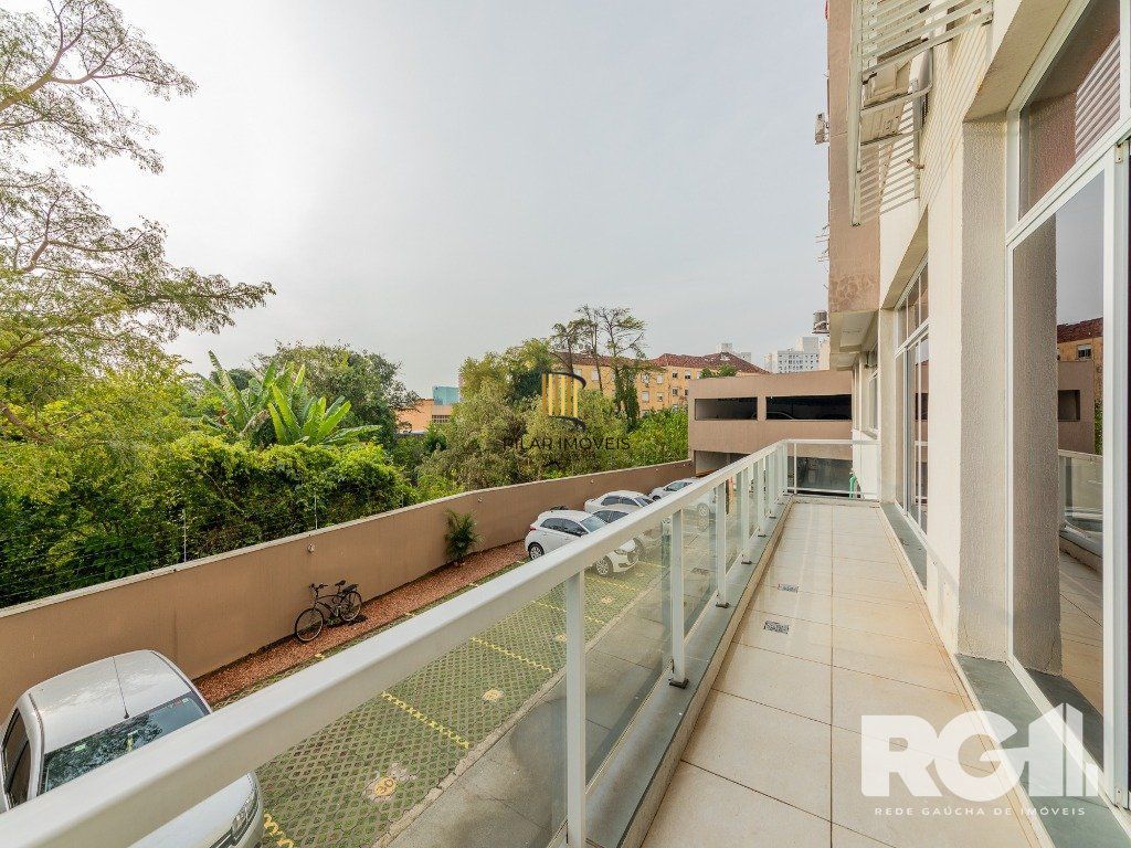 Apartamento de 65 m2 com 3 dormitórios sendo 1 suíte e 1 vaga no bairro Azenha.