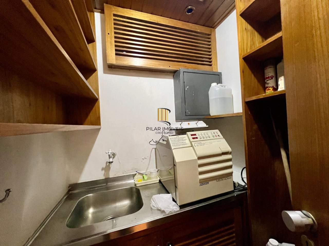 Clínica Odontológica mobiliada e equipada, 38 m2 com 2 vagas individuais na Av. Vinte e Quatro de Outubro