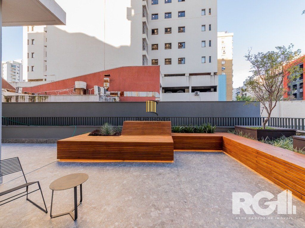 Loft de alto padrão construtivo no bairro Moinhos de Vento, planta de 29,60 m2 privativos com porcelanato, forro em gesso e aberturas em alumínio com vidros duplos.