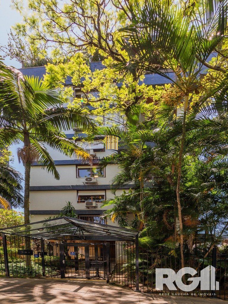 Apartamento clássico no bairro Rio Branco, 3 dormitórios, 1 suíte com closet e 2 vagas.