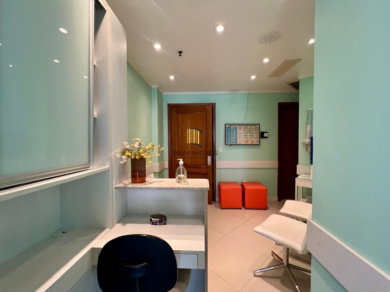 Clínica Odontológica mobiliada e equipada, 38 m2 com 2 vagas individuais na Av. Vinte e Quatro de Outubro