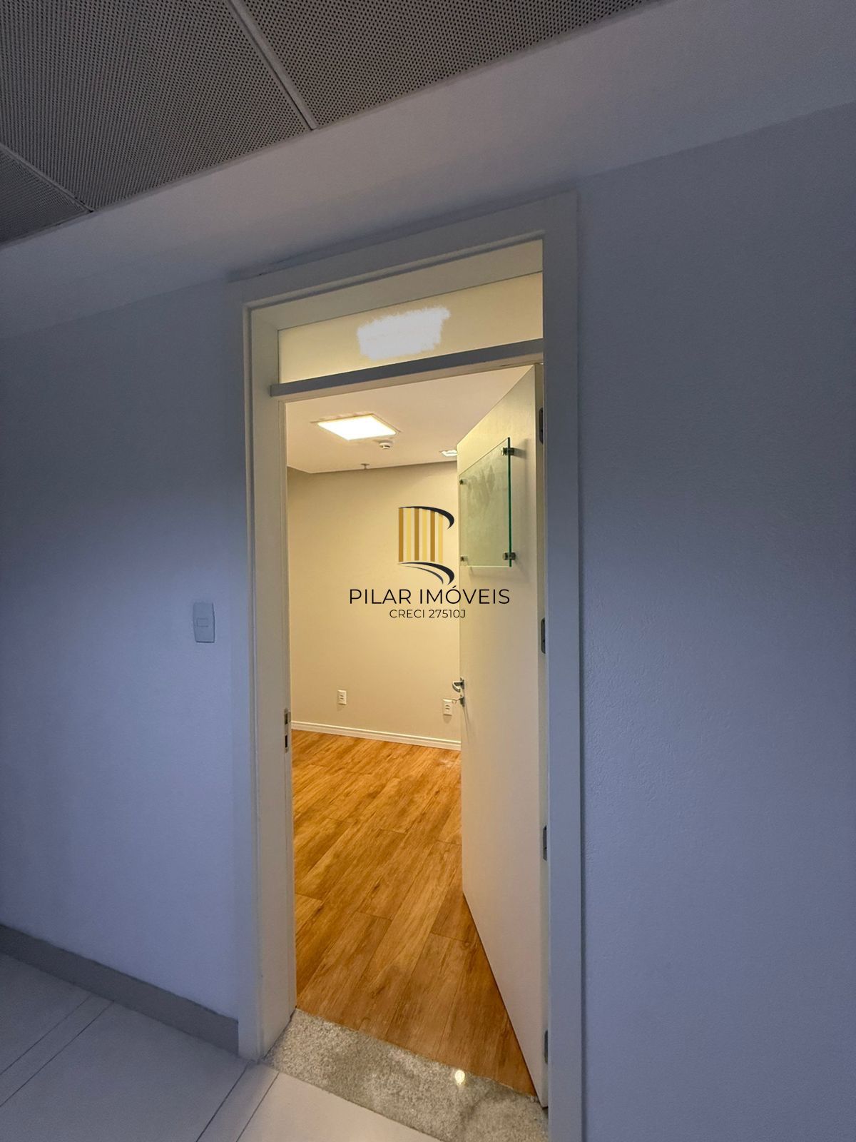 Sala comercial c/garagem coberta e depósito no Moinhos Chroma