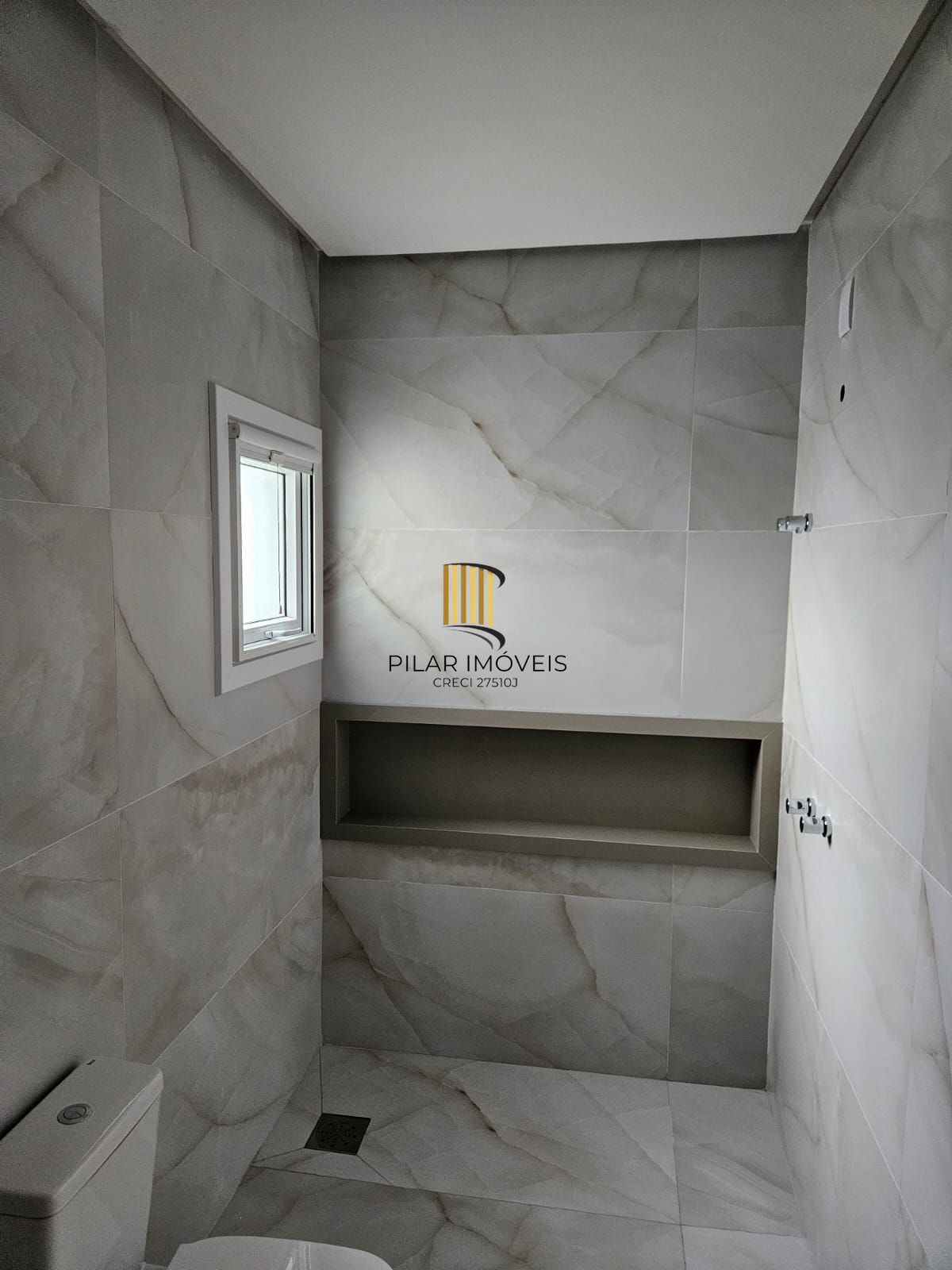 Casa em condomínio fechado com 178 m2 com 3 dormitórios sendo 1 suíte e 4 vagas.