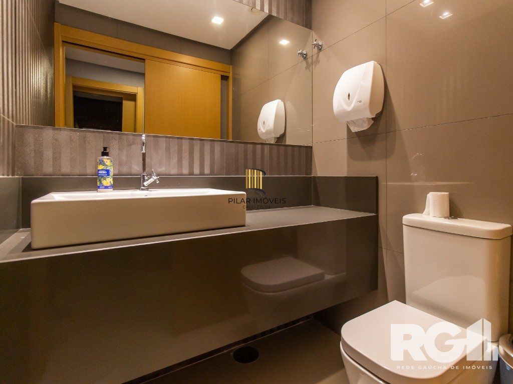 Belíssimo apartamento todo decorado por arquiteto. Apartamento com 170 m2, 3 suítes, sendo 1 suíte máster no bairro Petrópolis.
