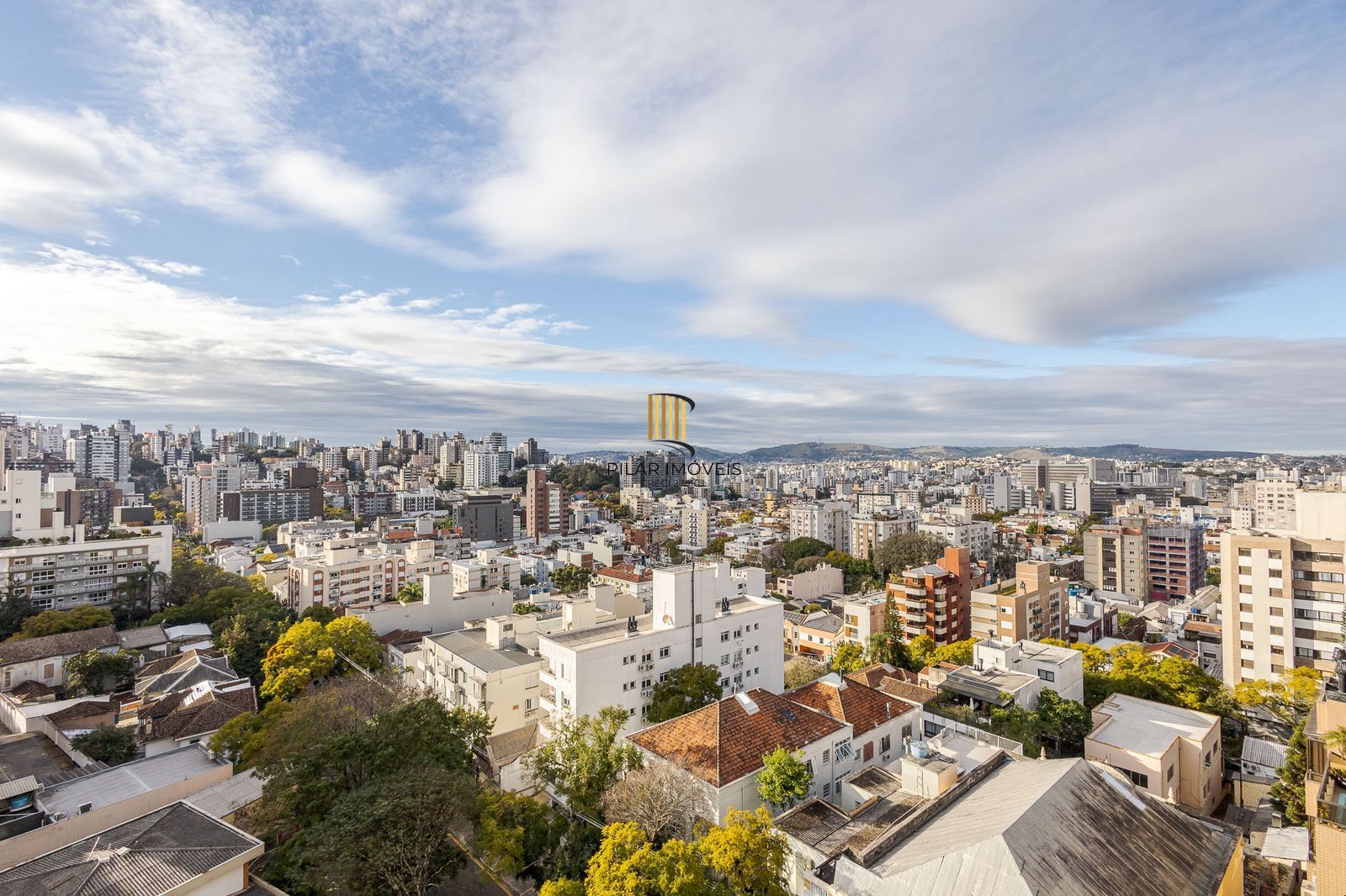 Andar alto, sol e vista definida são ponto forte deste belíssimo apartamento à venda de 3 dorm e 2 vagas indiv. cobertas no Rio Branco
