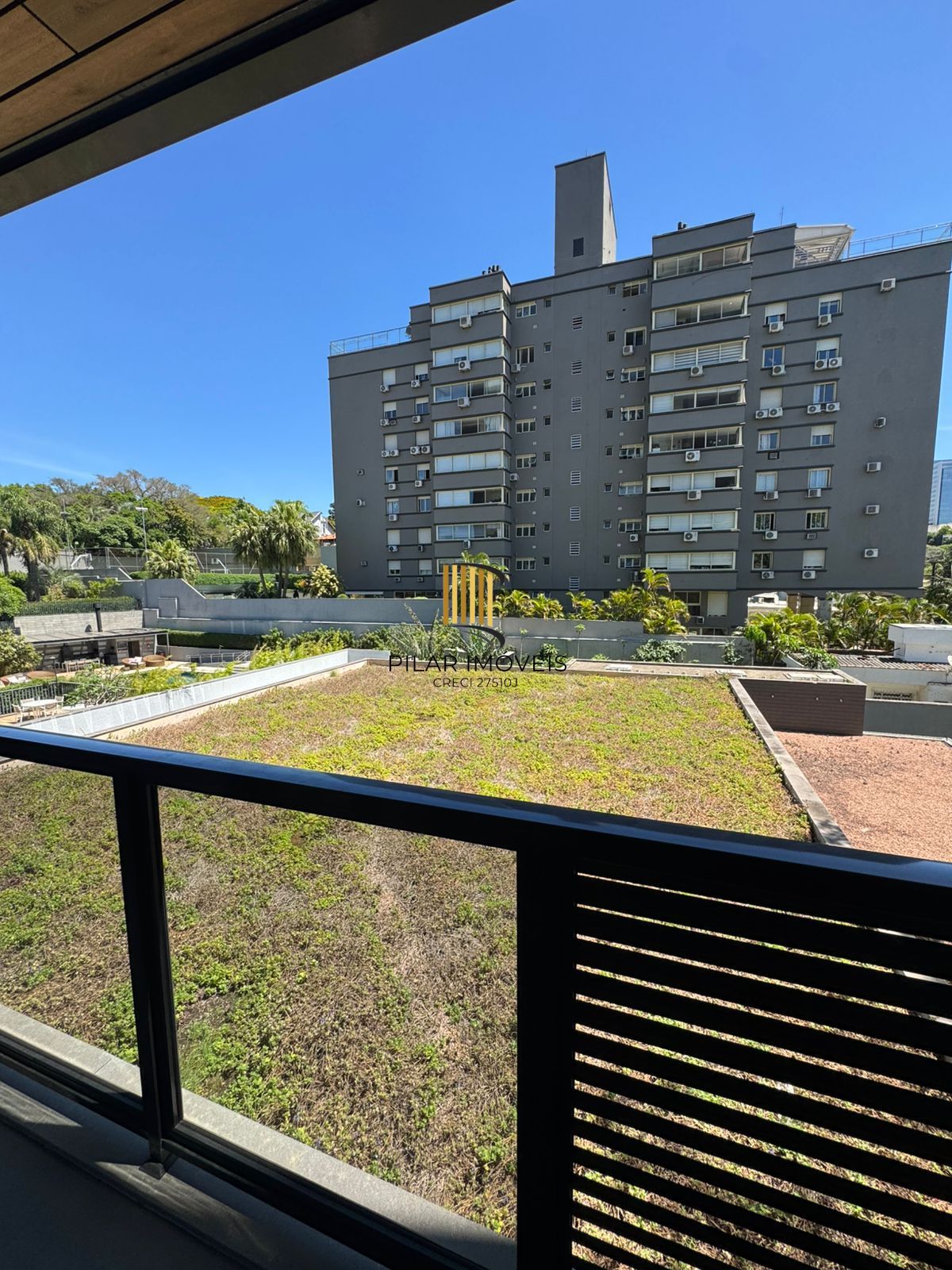 Apartamento de 42 m2 para alugar com 1 suíte, lavabo, churrasqueira e vaga no bairro Boa Vista em Porto Alegre.