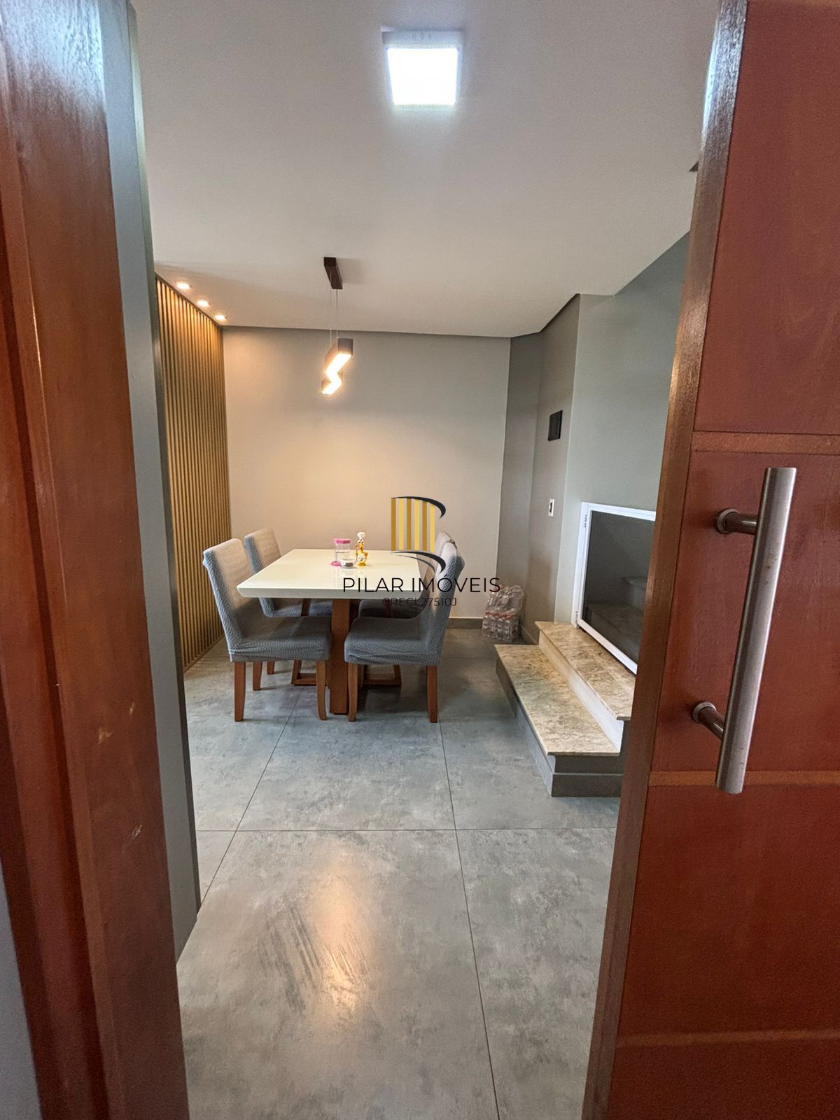 Sobrado com 133 m2, 3 dormitórios e 2 vagas, semimobiliado a venda em Nova Santa Rita.
