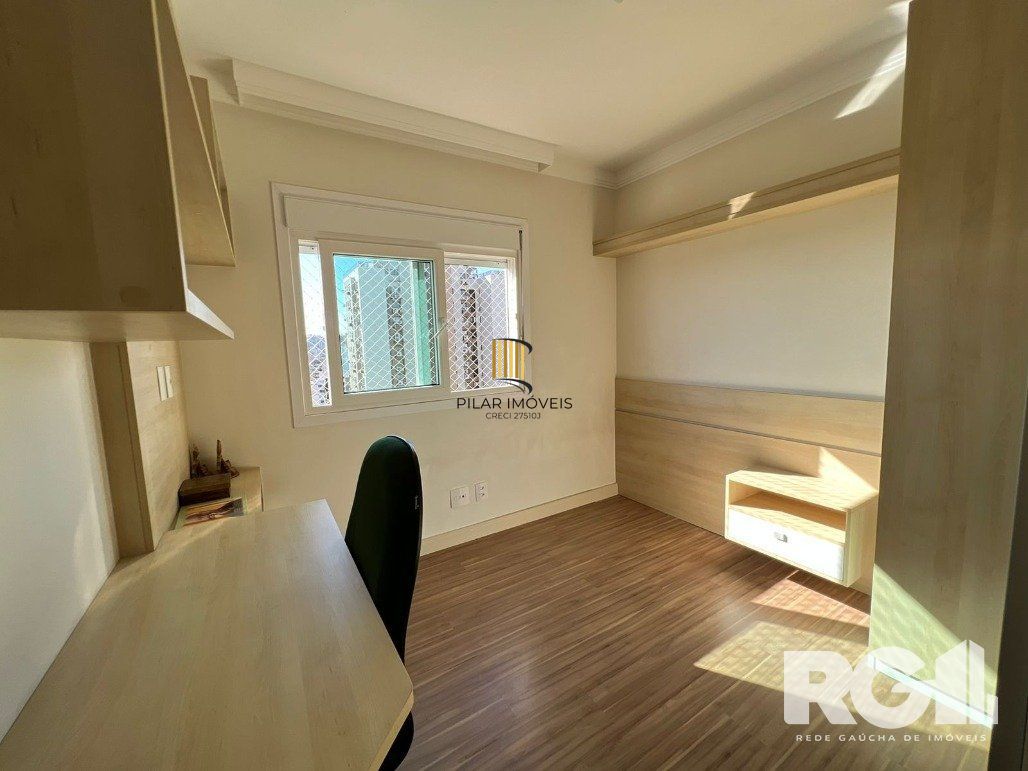 Espetacular apartamento para ALUGAR mobiliado com eletrodomésticos, 3 dormitórios, 2 vagas cobertas, infra completa no coração do Bairro Petrópolis.