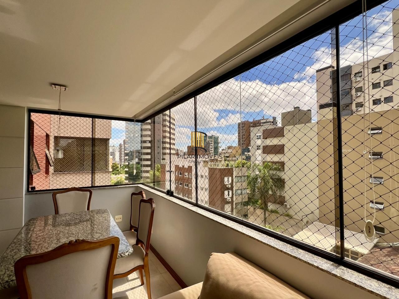 Apartamento a venda de 105 m2 2 dormitórios sendo 1 suíte e 2 vagas individuais no bairro Petrópolis.