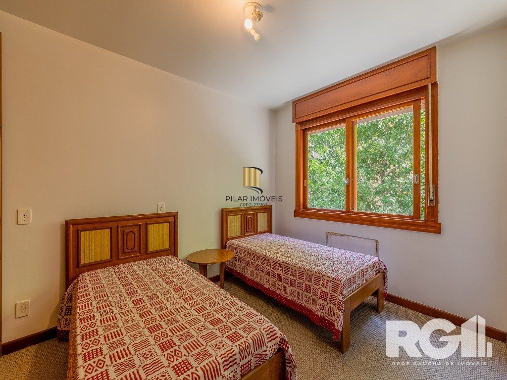 Apartamento clássico no bairro Rio Branco, 3 dormitórios, 1 suíte com closet e 2 vagas.