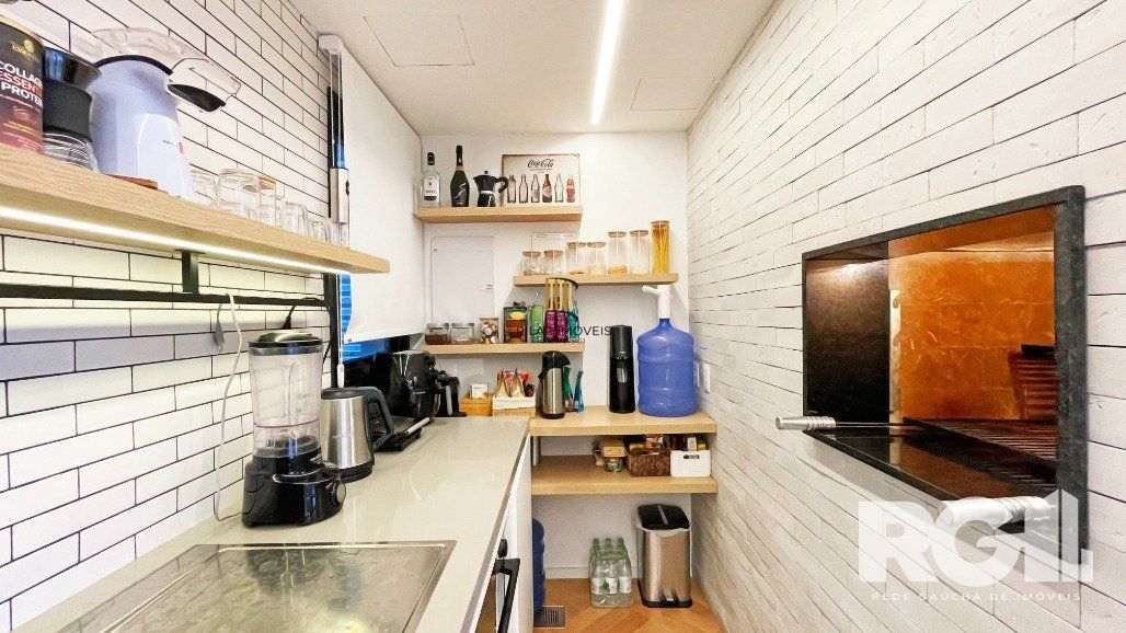 Apartamento de 72 m2 para alugar com 1 suíte, banheiro social com depósito e 2 vagas, finamente mobiliado e decorado.