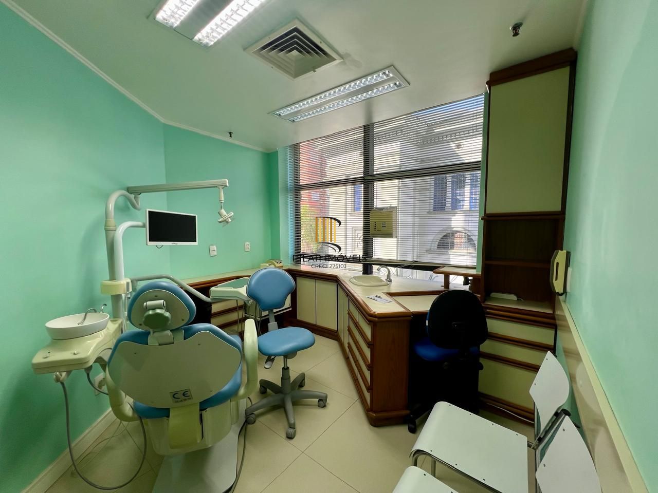 Clínica Odontológica mobiliada e equipada, 38 m2 com 2 vagas individuais na Av. Vinte e Quatro de Outubro