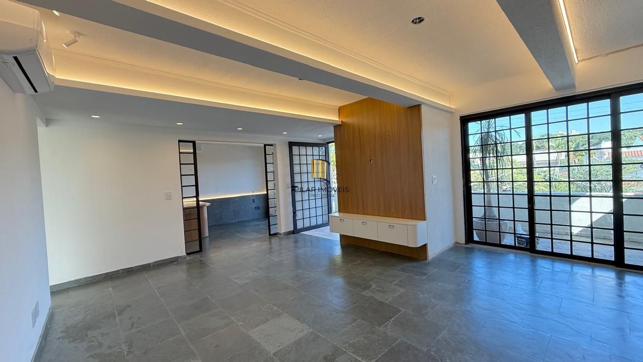 Casa semi reformada com 4 dormitórios e 4 vagas no Chácara das Pedras próx. Joao Wallig.