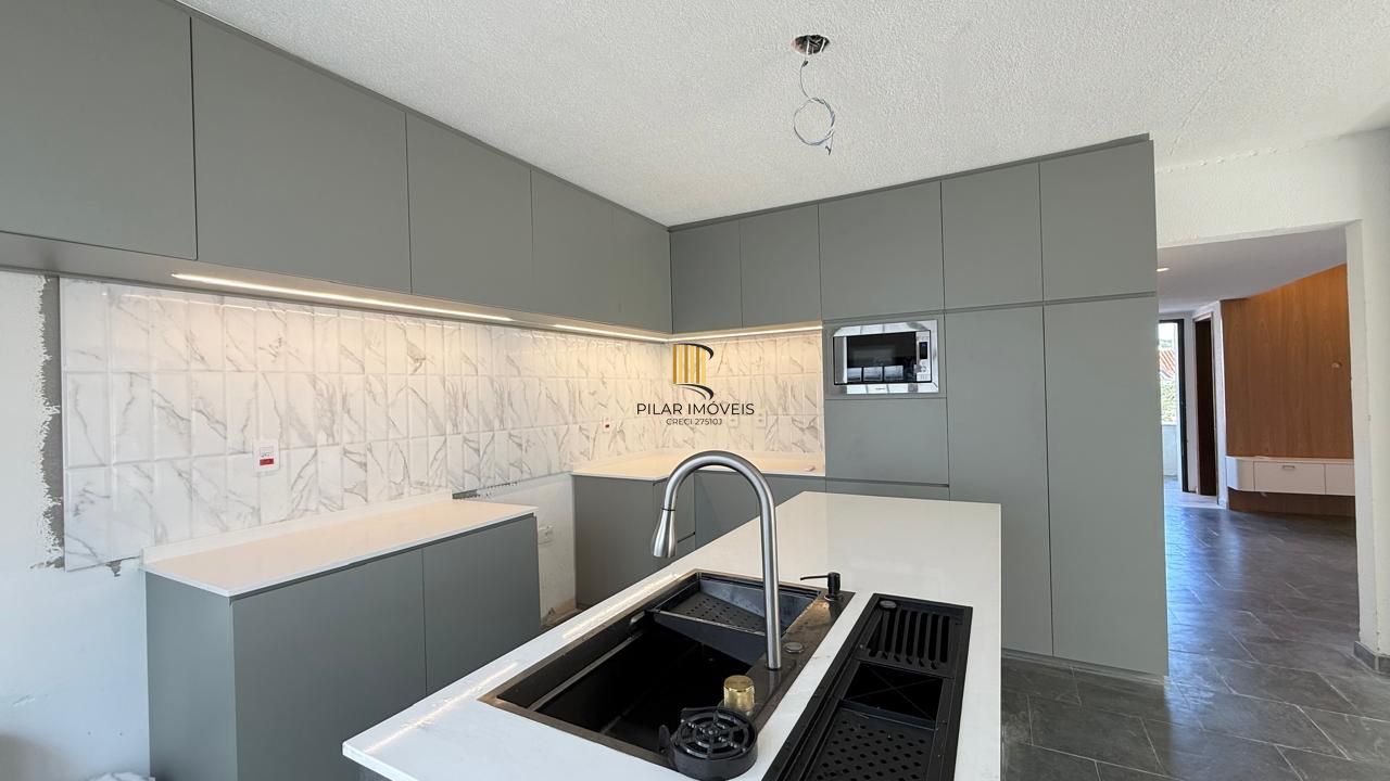 Casa semi reformada com 4 dormitórios e 4 vagas no Chácara das Pedras próx. Joao Wallig.
