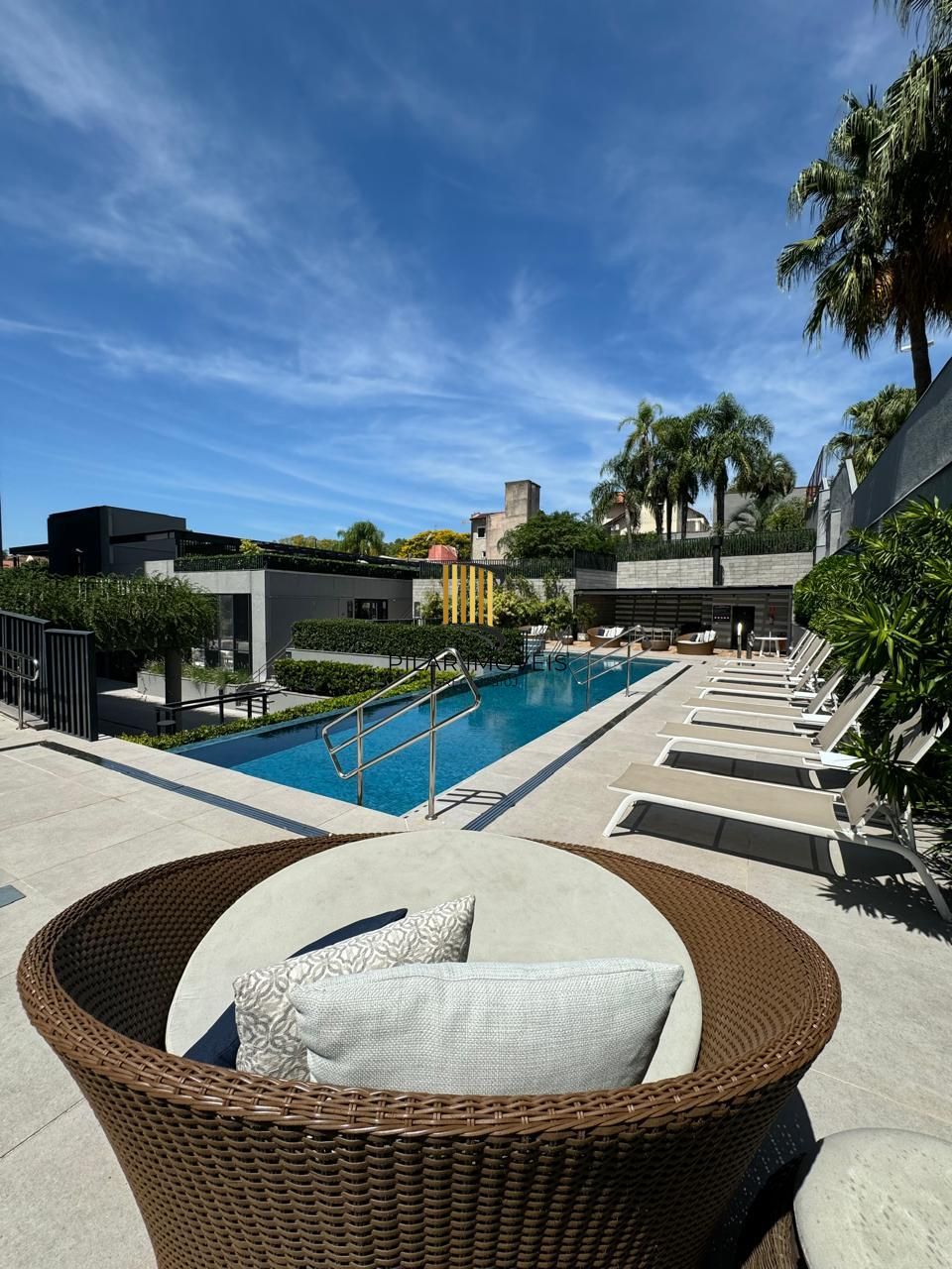 Apartamento de 42 m2 para alugar com 1 suíte, lavabo, churrasqueira e vaga no bairro Boa Vista em Porto Alegre.