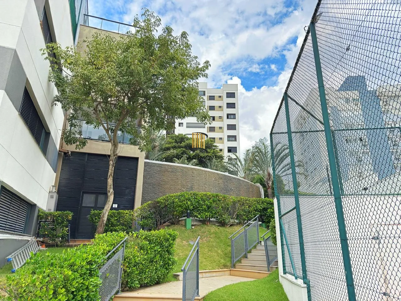 Apartamento de 3 suítes com 3 vagas, 136 m2 próximo ao Shopping Iguatemi.