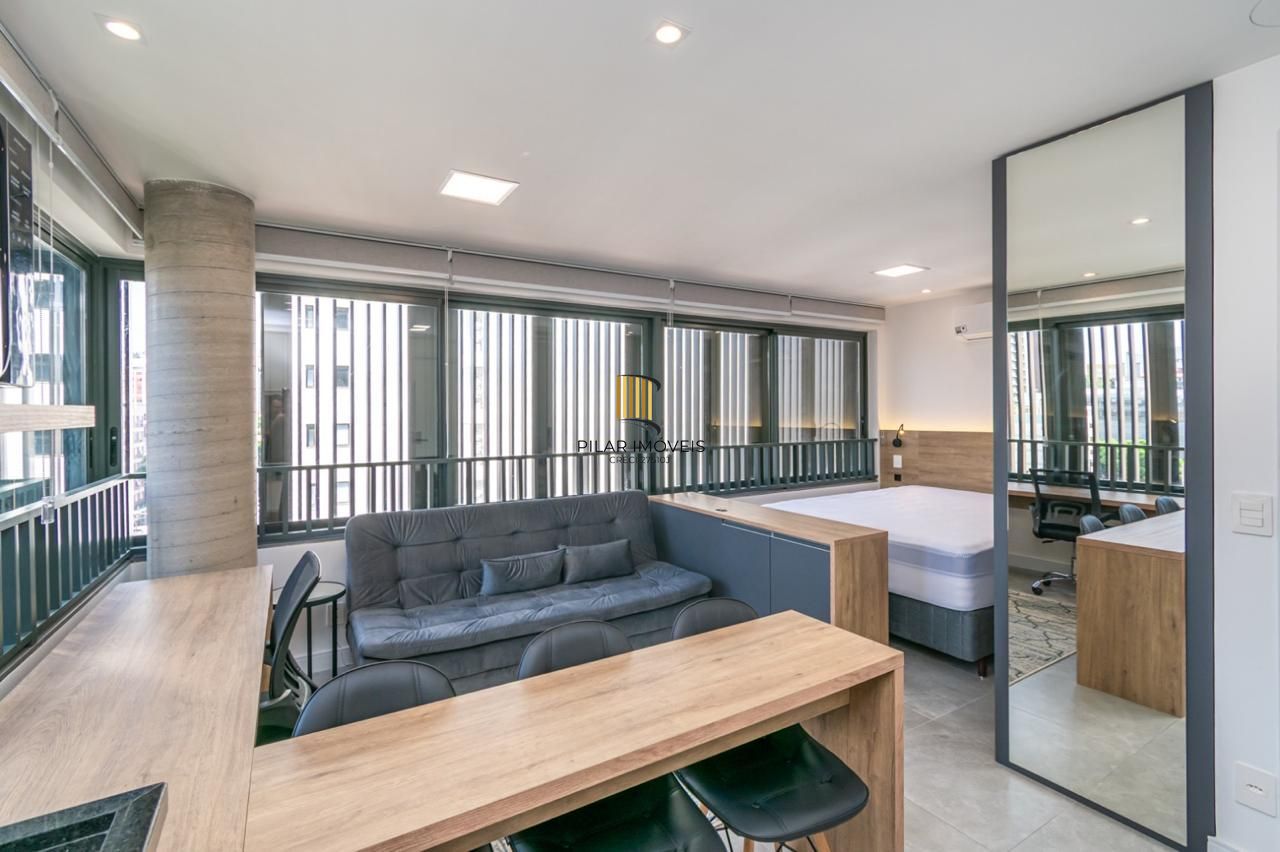 Loft de alto padrão construtivo no bairro Moinhos de Vento, planta de 29,60 m2 privativos com porcelanato, forro em gesso e aberturas em alumínio com vidros duplos.