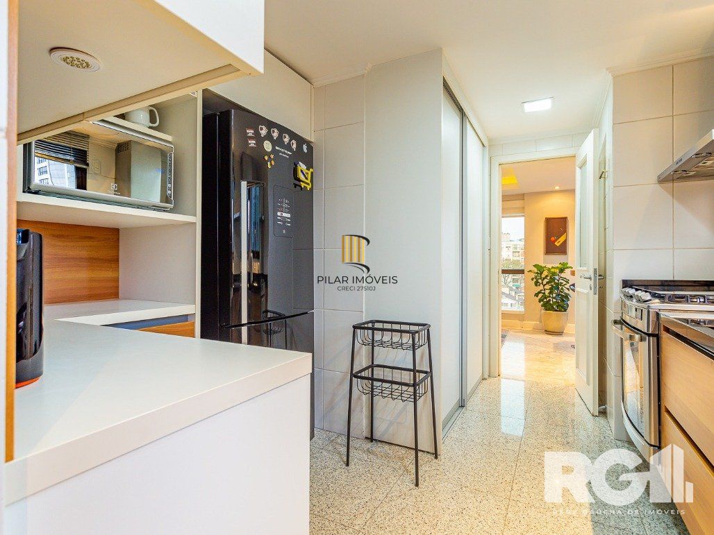 Apartamento semimobiliado, 167 m², 3 suítes e 3 vagas de garagem no bairro Bela Vista.