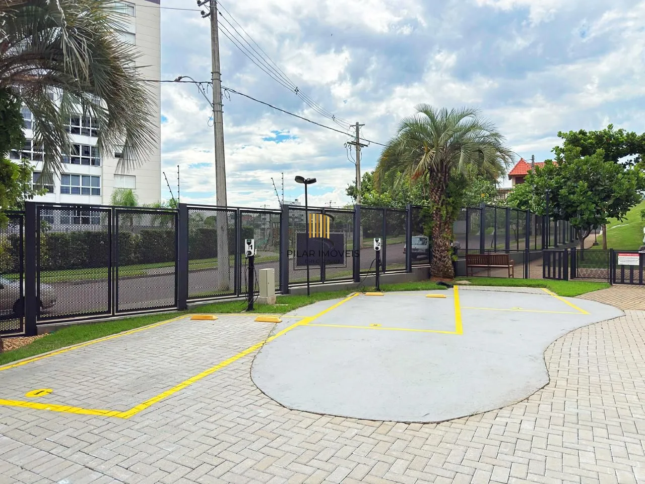 Apartamento de 3 suítes com 3 vagas, 136 m2 próximo ao Shopping Iguatemi.