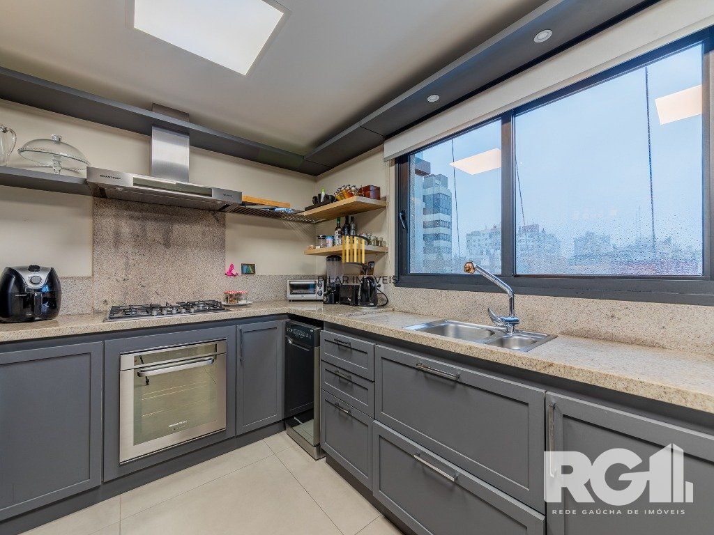 Belíssimo apartamento no Glass Aurélio andar alto,  Living com pé direito duplo,  174m² privativos finamente decorado no Moinhos de Vento