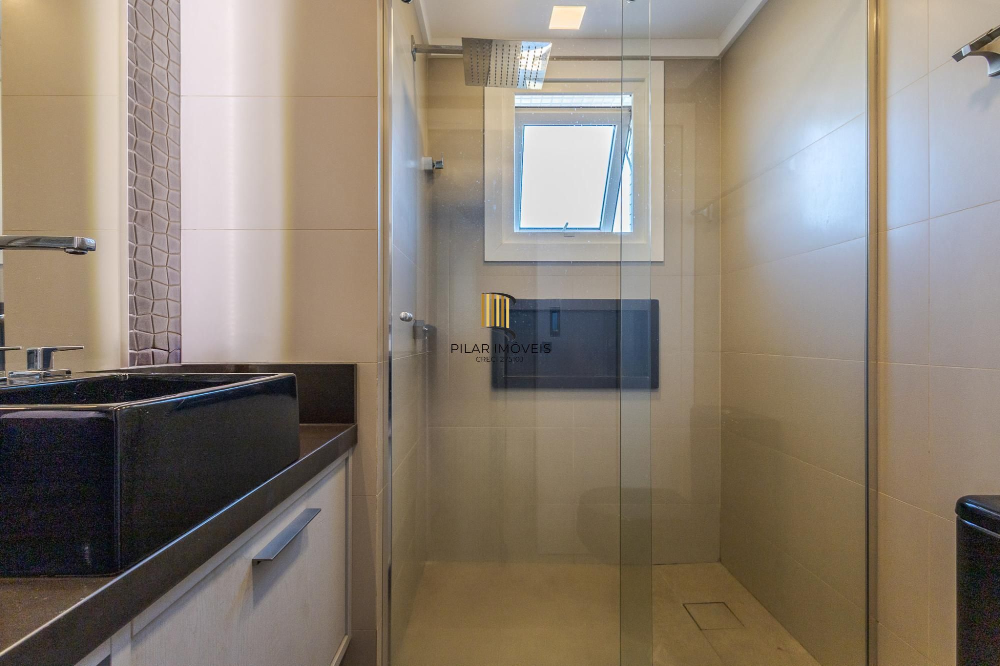 Próximo a Praça da Encol vende-se apartamento mobiliado sendo  2 dormitórios (1 suíte) e 2 vagas no Petrópolis andar alto com vista definida