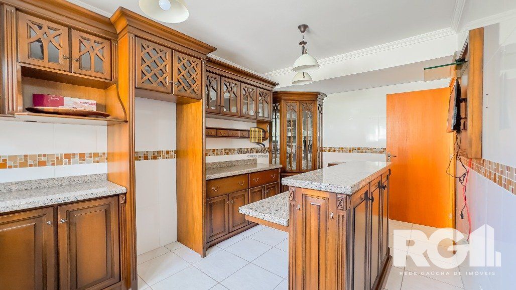 Linda casa de 282 m2 com 4 dormitórios, sendo 3 suítes e a suíte master no Chácara das Pedras.