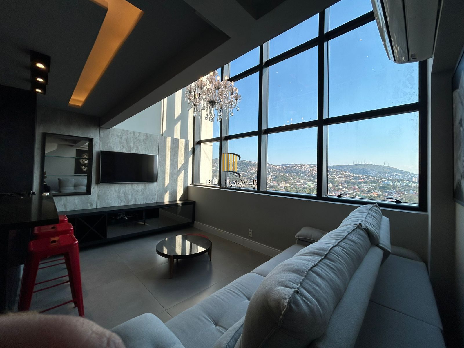 Apartamento duplex a venda, mobiliado e decorado, planta de 57 m2 com 1 dormitório, 2 vagas e 1 depósito.