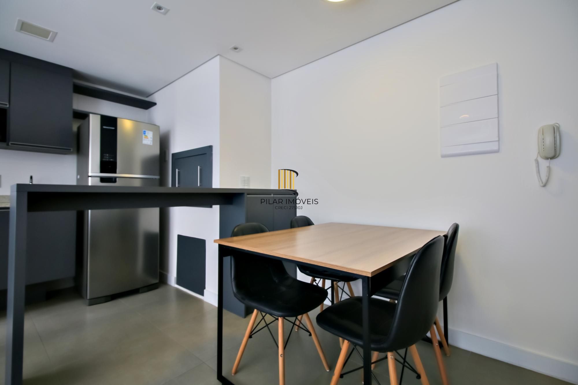 Apartamento decorado de 1 dormitório com vaga no bairro Petrópolis.