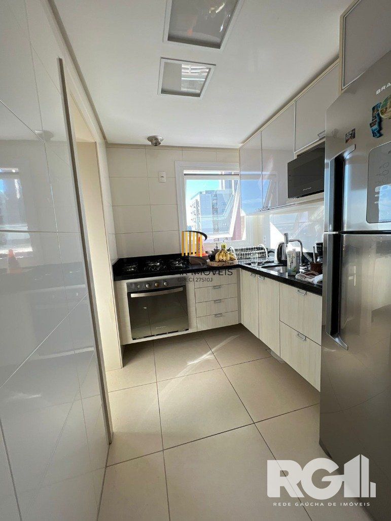 Espetacular apartamento para ALUGAR mobiliado com eletrodomésticos, 3 dormitórios, 2 vagas cobertas, infra completa no coração do Bairro Petrópolis.