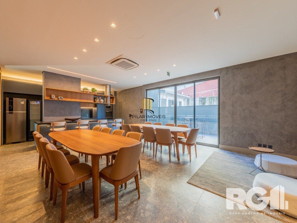 Loft de alto padrão construtivo no bairro Moinhos de Vento, planta de 29,60 m2 privativos com porcelanato, forro em gesso e aberturas em alumínio com vidros duplos.