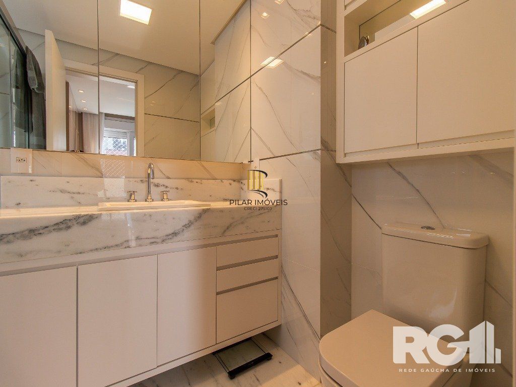 Belíssimo apartamento todo decorado por arquiteto. Apartamento com 170 m2, 3 suítes, sendo 1 suíte máster no bairro Petrópolis.