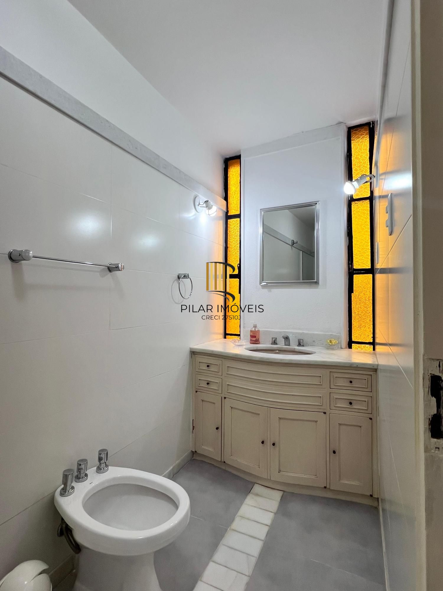 Charmoso apartamento no bairro Rio Branco, 102 m2, 3 dormitórios sendo 1 suíte, 2 vagas cobertas.