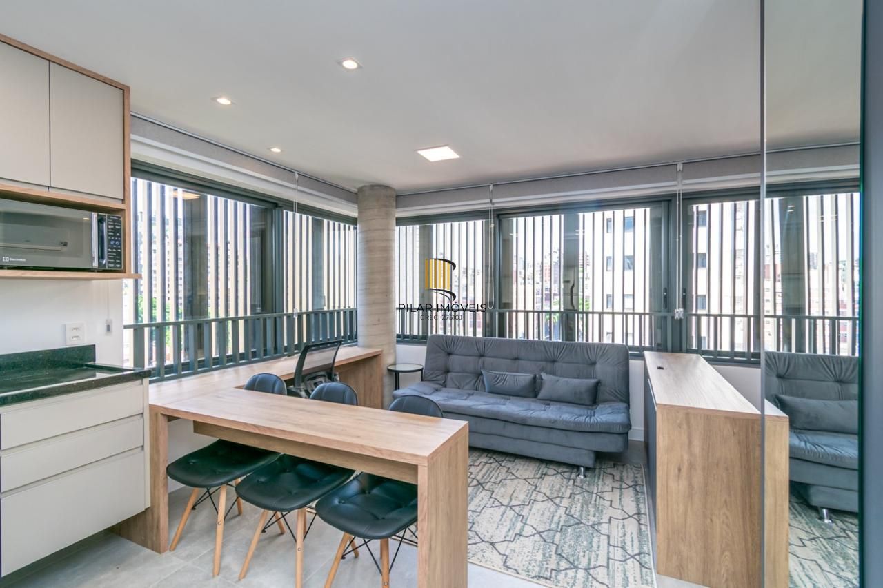 Loft de alto padrão construtivo no bairro Moinhos de Vento, planta de 29,60 m2 privativos com porcelanato, forro em gesso e aberturas em alumínio com vidros duplos.