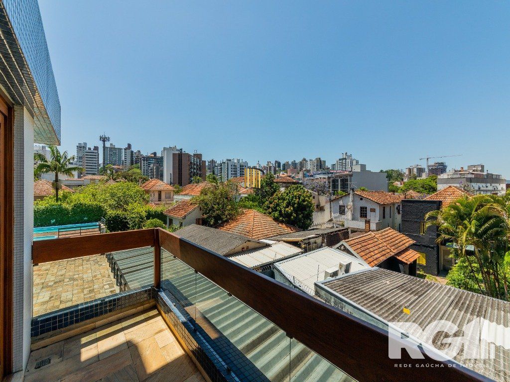 Apartamento clássico no bairro Rio Branco, 3 dormitórios, 1 suíte com closet e 2 vagas.