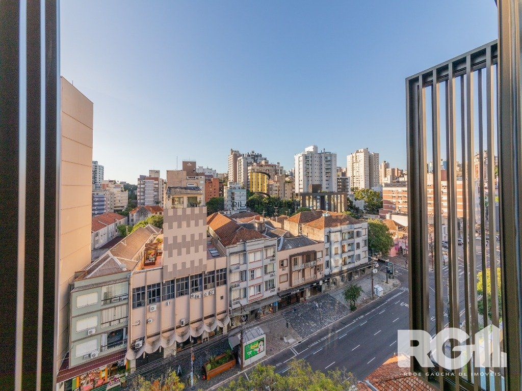 Loft de alto padrão construtivo no bairro Moinhos de Vento, planta de 29,60 m2 privativos com porcelanato, forro em gesso e aberturas em alumínio com vidros duplos.