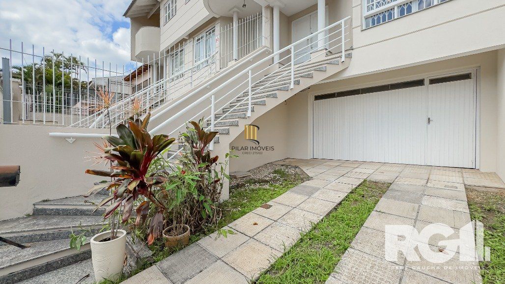 Linda casa de 282 m2 com 4 dormitórios, sendo 3 suítes e a suíte master no Chácara das Pedras.