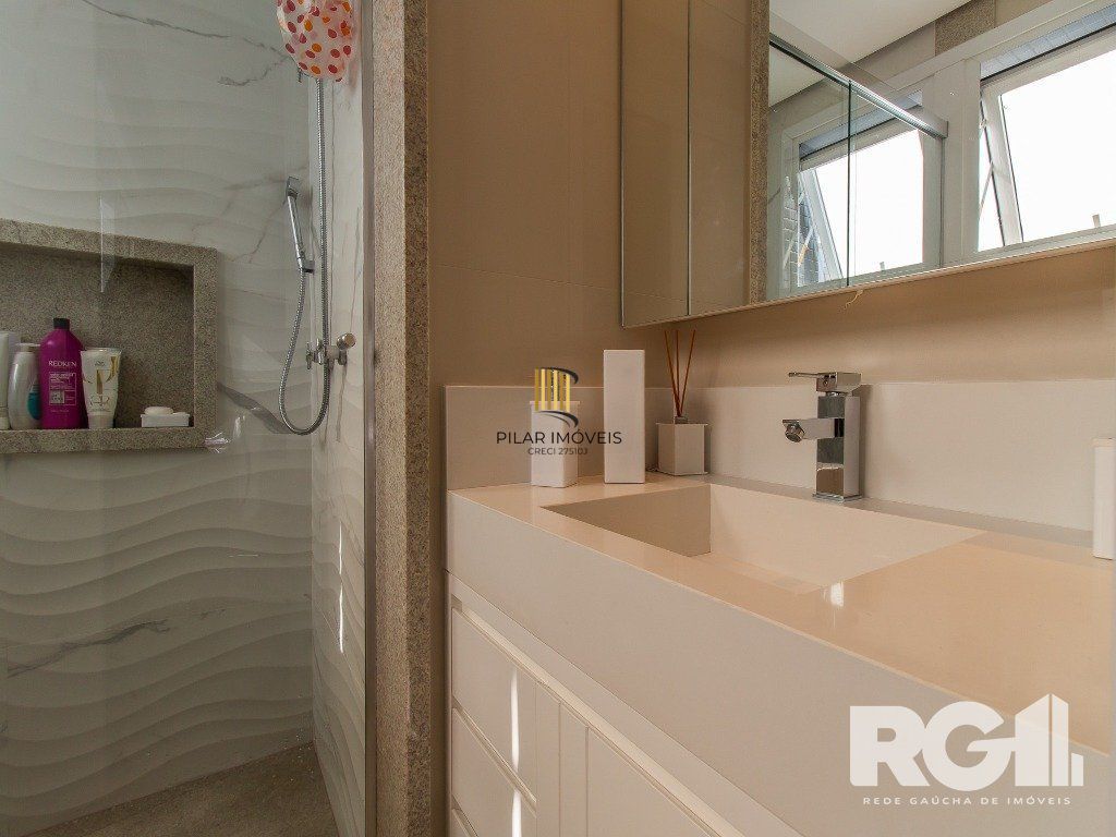 Belíssimo apartamento todo decorado por arquiteto. Apartamento com 170 m2, 3 suítes, sendo 1 suíte máster no bairro Petrópolis.