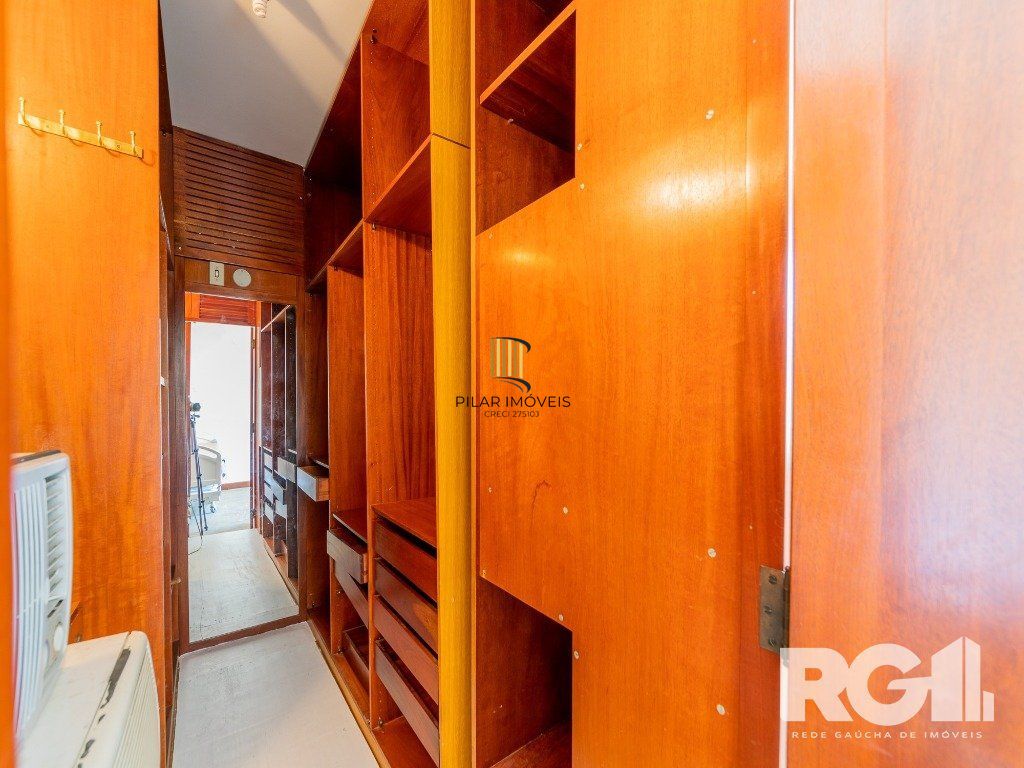 Apartamento clássico no bairro Rio Branco, 3 dormitórios, 1 suíte com closet e 2 vagas.