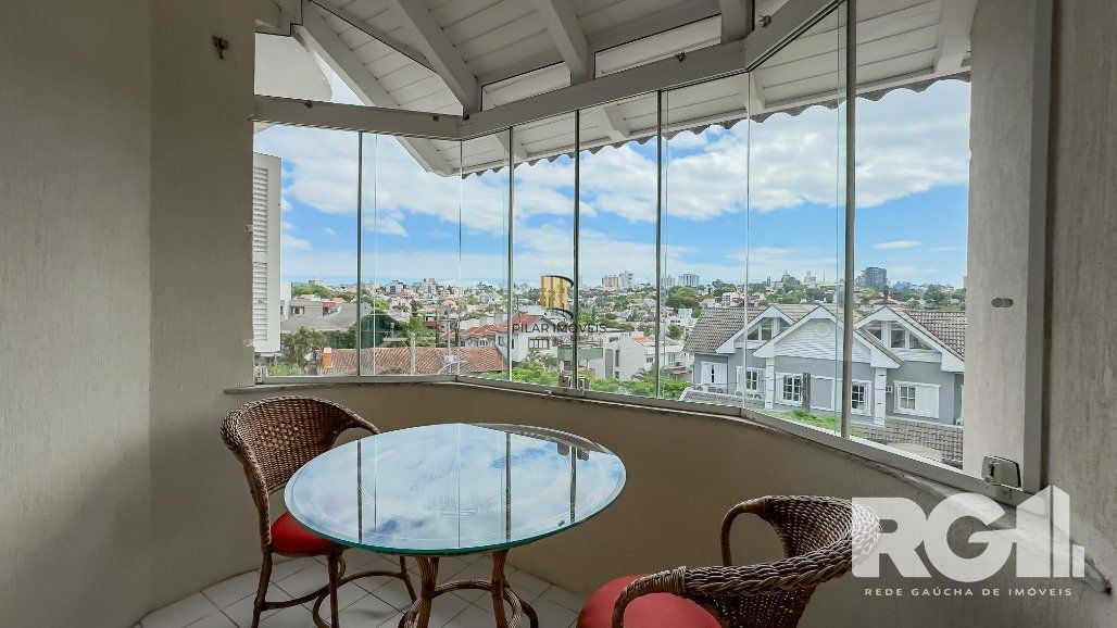 Linda casa de 282 m2 com 4 dormitórios, sendo 3 suítes e a suíte master no Chácara das Pedras.